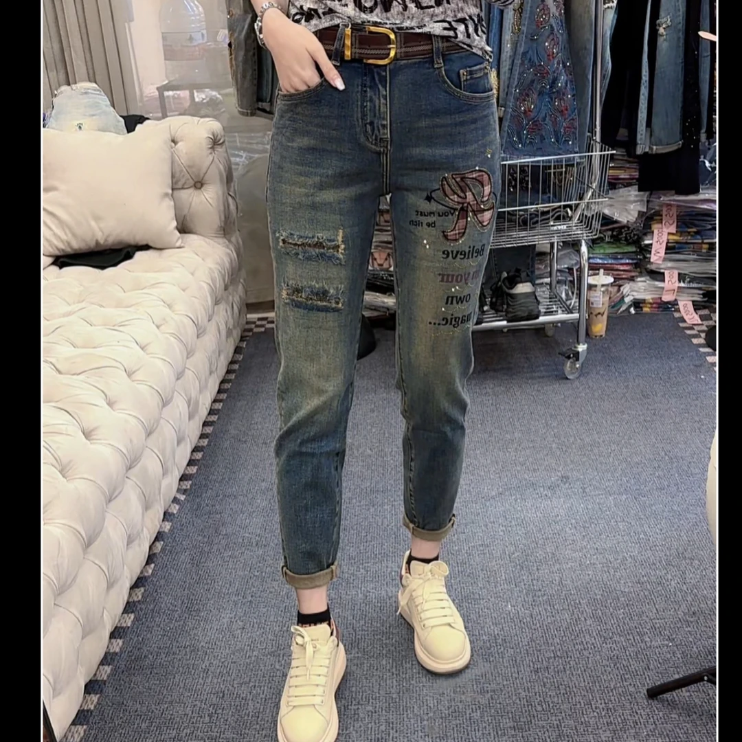 月月家，早秋新款时尚百搭刺绣蝴蝶假破洞显瘦女款弹力牛仔裤96035