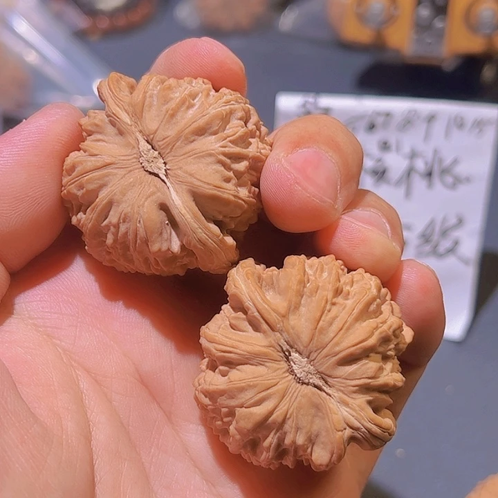 桃核把件?*伴白狮子球白