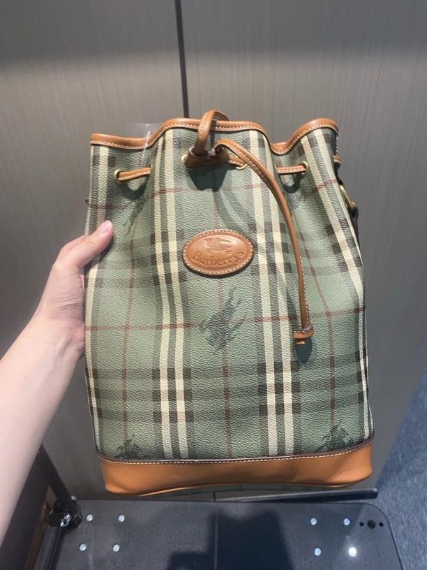 95新 BURBERRY/博柏利 战马格纹经典水桶单肩包/sk575