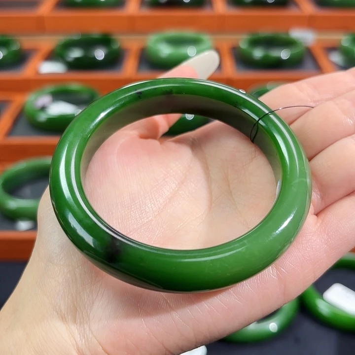 和田玉（碧玉）未镶嵌手镯红皮老料 色匀辣绿