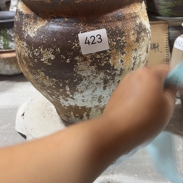 摆件陶高25，口19到20，有孔，423