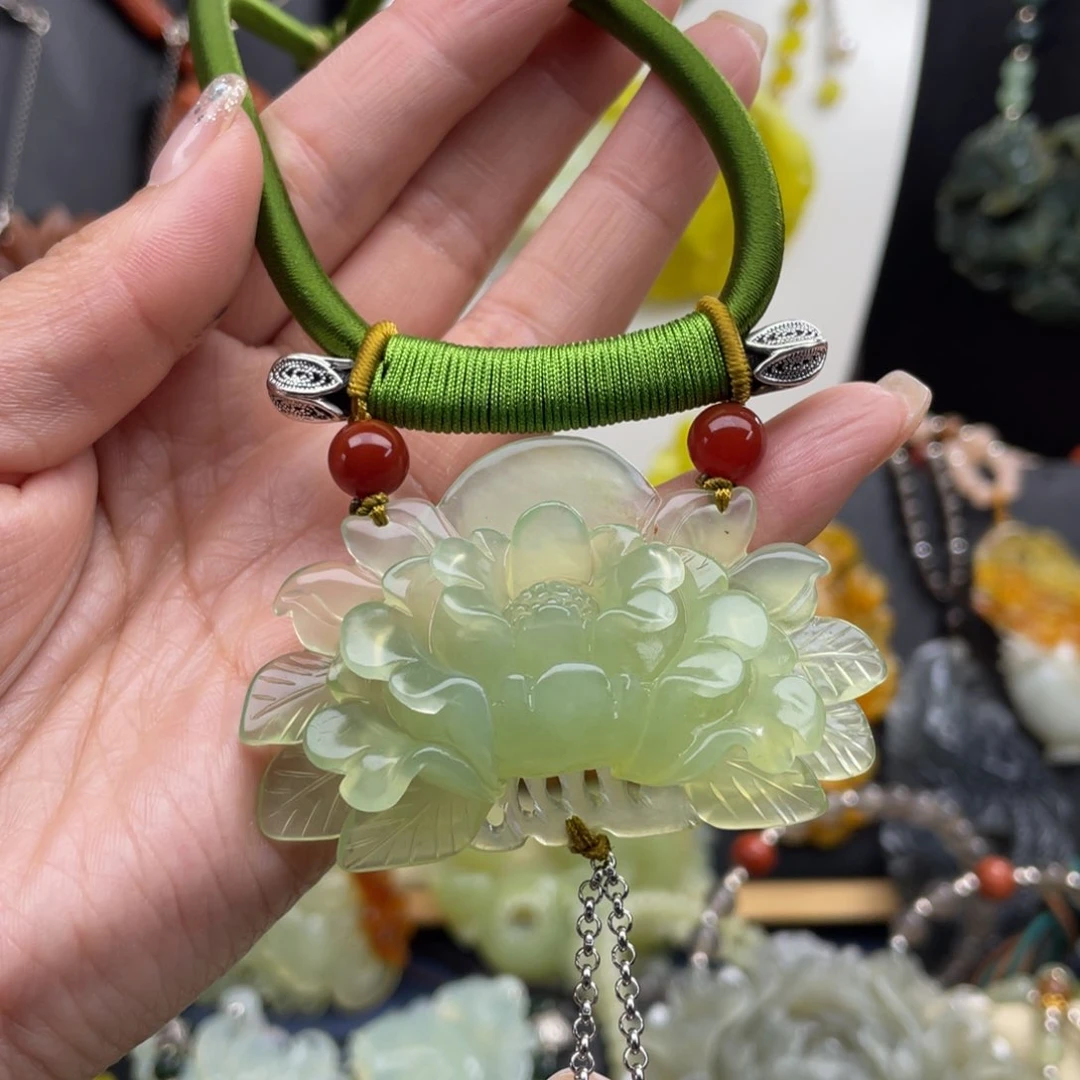 蛇纹石玉未镶嵌颈饰