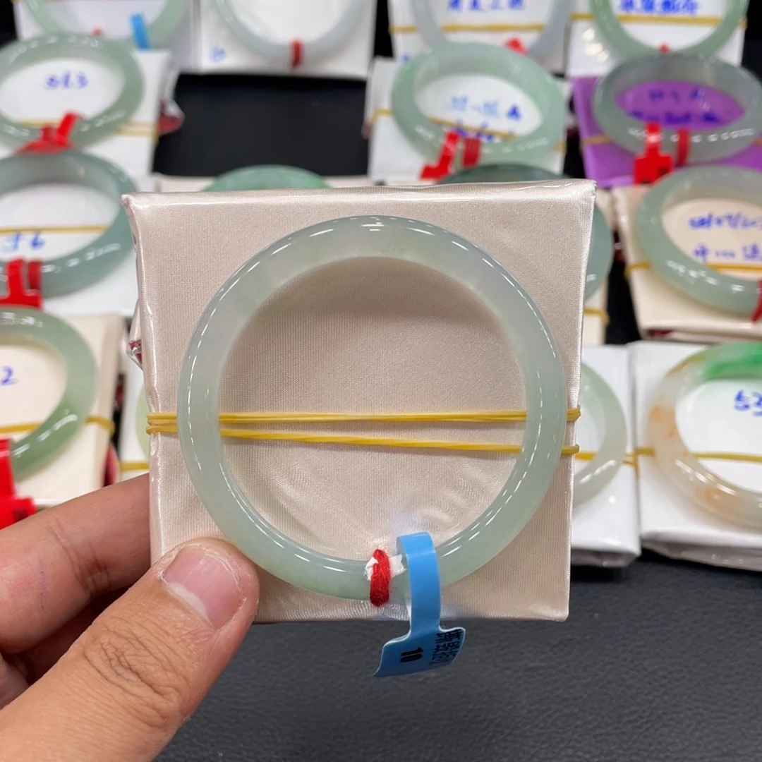 翡翠手镯未镶嵌天然翡翠