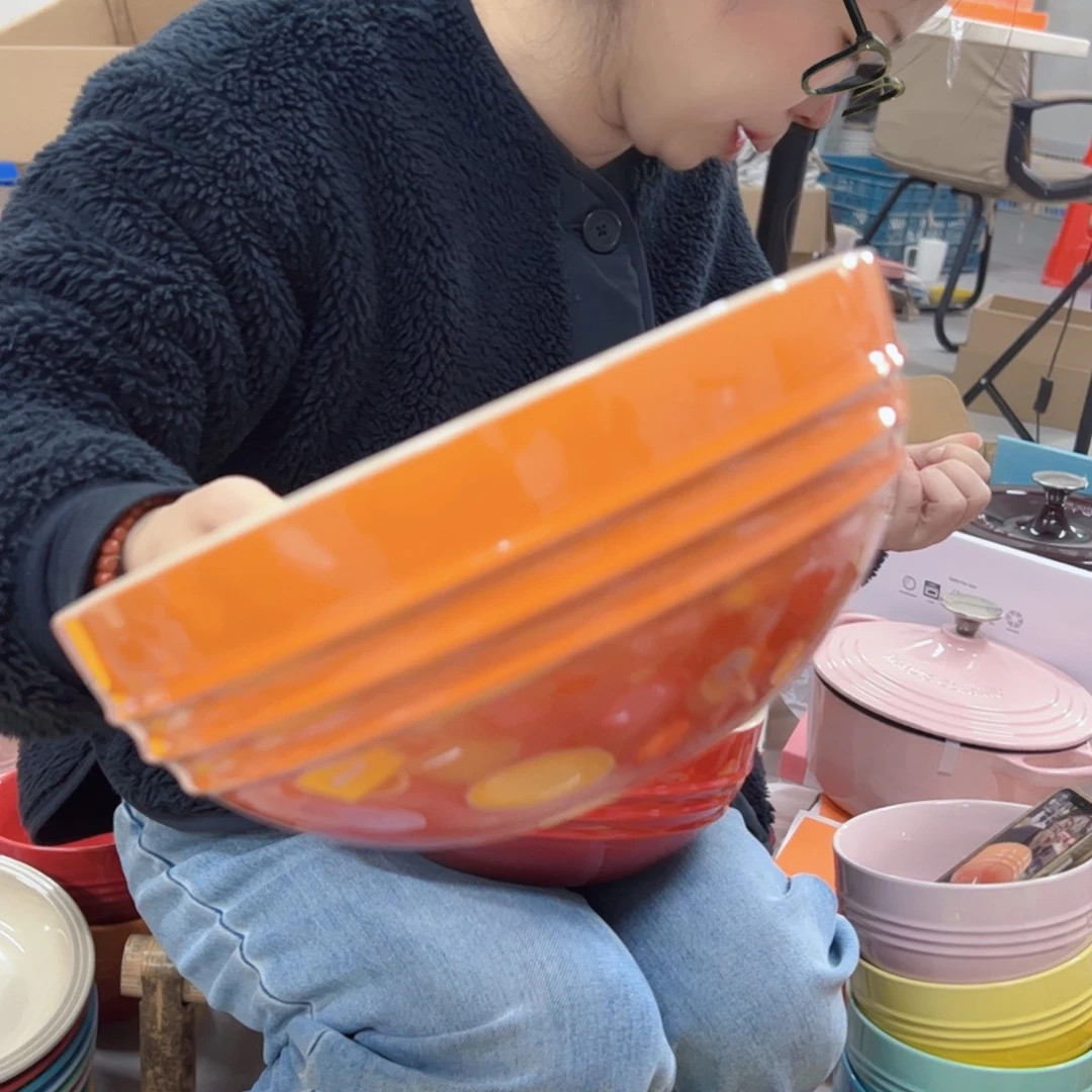 陶瓷橙色的大汤碗