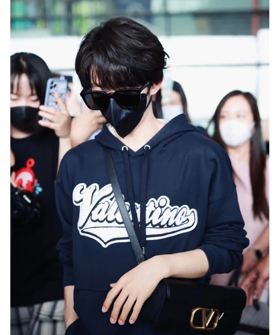 99新 Valentino/华伦天奴 黑色刺绣logo连帽卫衣帽衫 XS 10196185