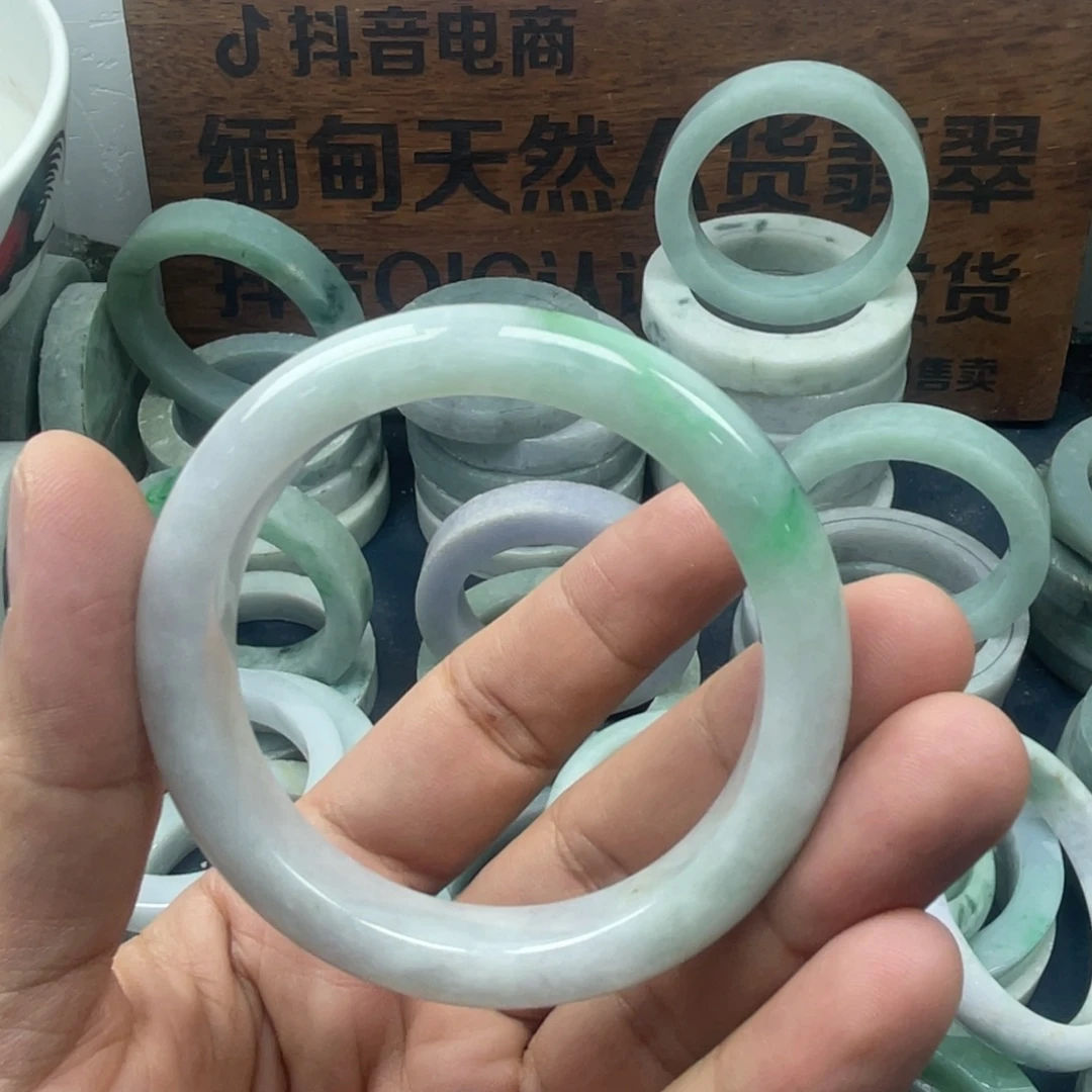 翡翠未镶嵌手镯有纹裂