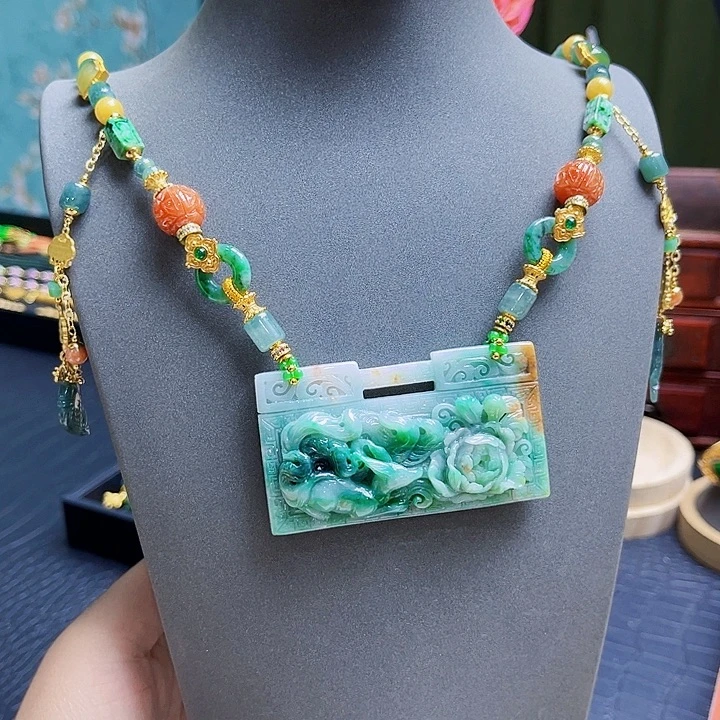 翡翠未镶嵌吊坠(赠链)炸福利