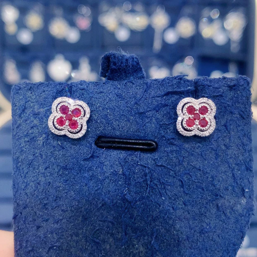 【闪购商品】铂Pt850镶嵌耳饰红宝石四叶草耳钉