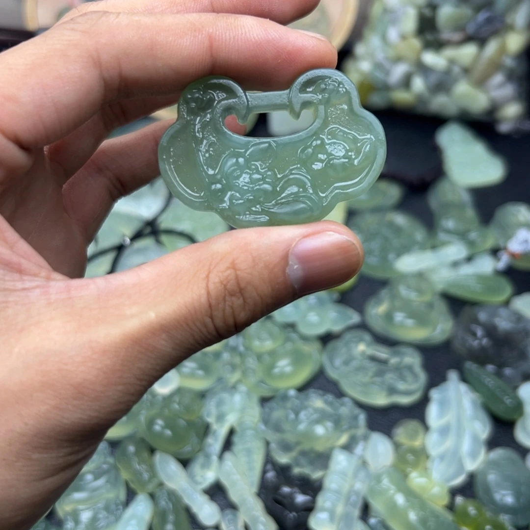 ¥*** 蛇纹石玉未镶嵌颈饰平安锁绿