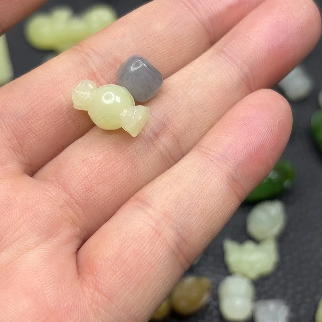 小***乖和田玉未镶嵌颈饰拍一发一随机发