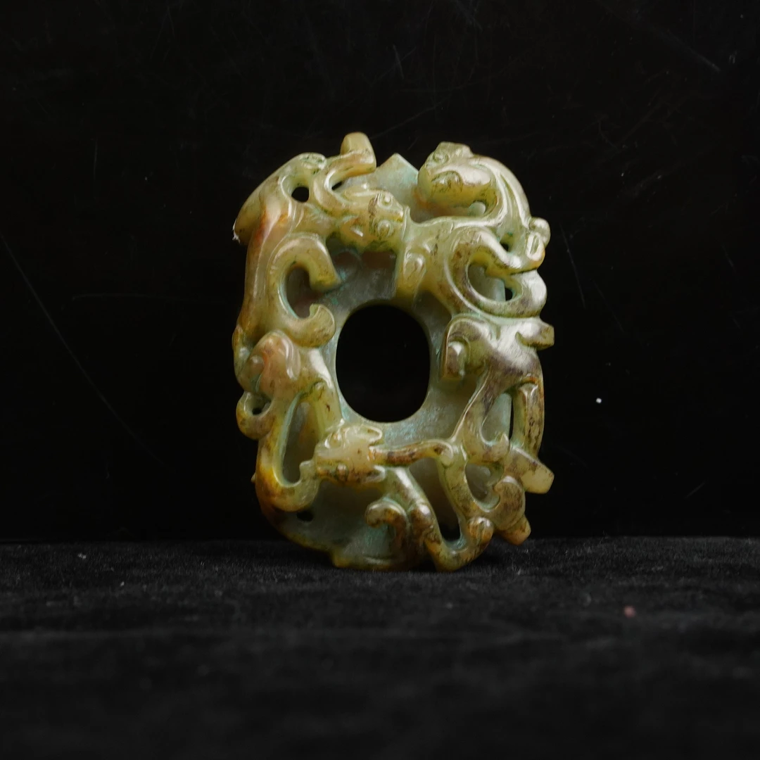 【明】白玉灰皮螭龙鸡心佩（长5.5cm宽4.1cm重33g）