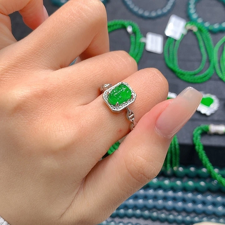 翡翠颈饰未镶嵌。。。