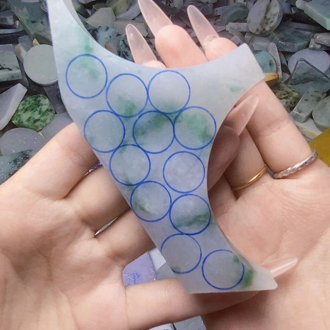 颈饰未镶嵌翡翠是*翡翠