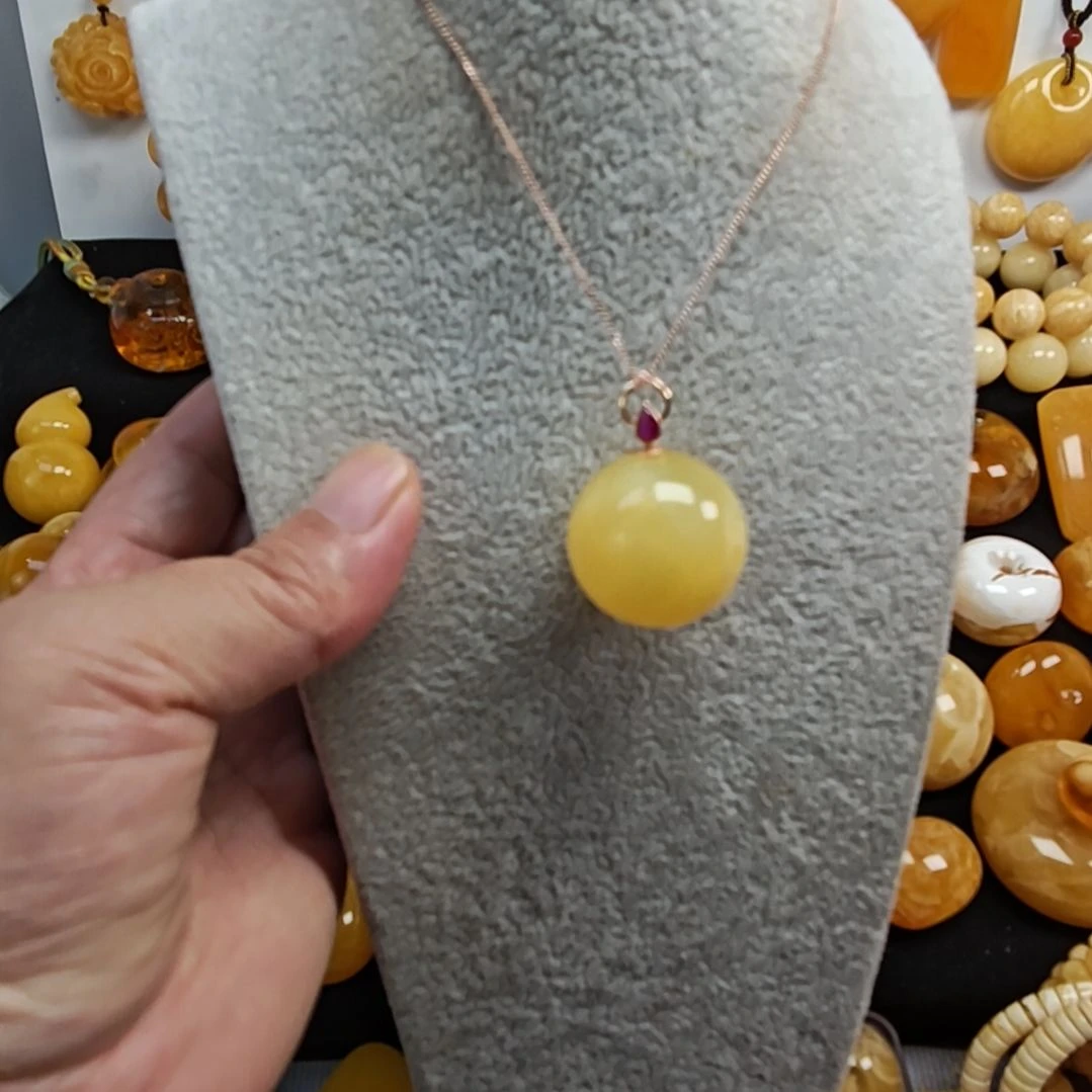 18K金镶嵌吊坠(赠链)蜜蜡