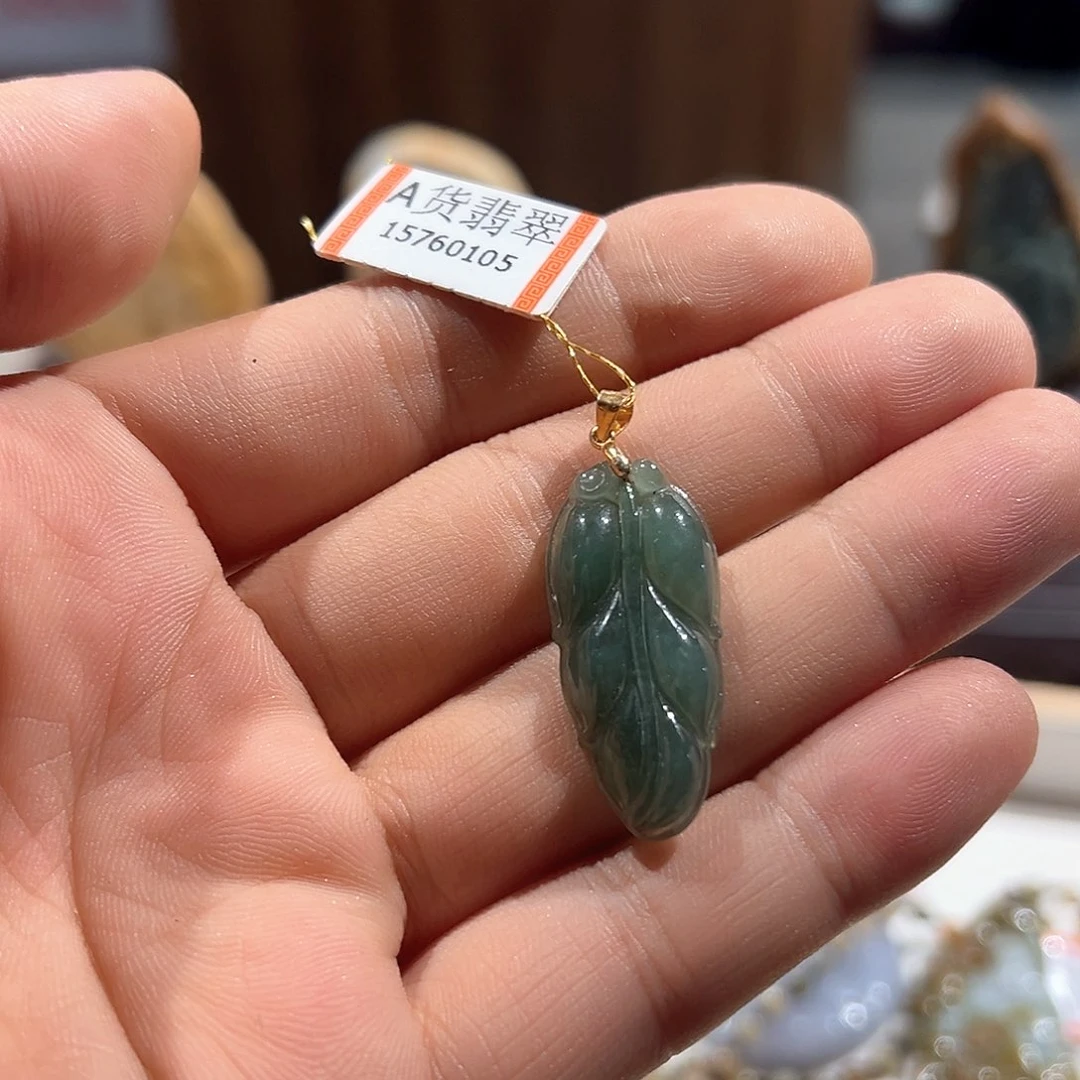 翡翠未镶嵌颈饰挂件