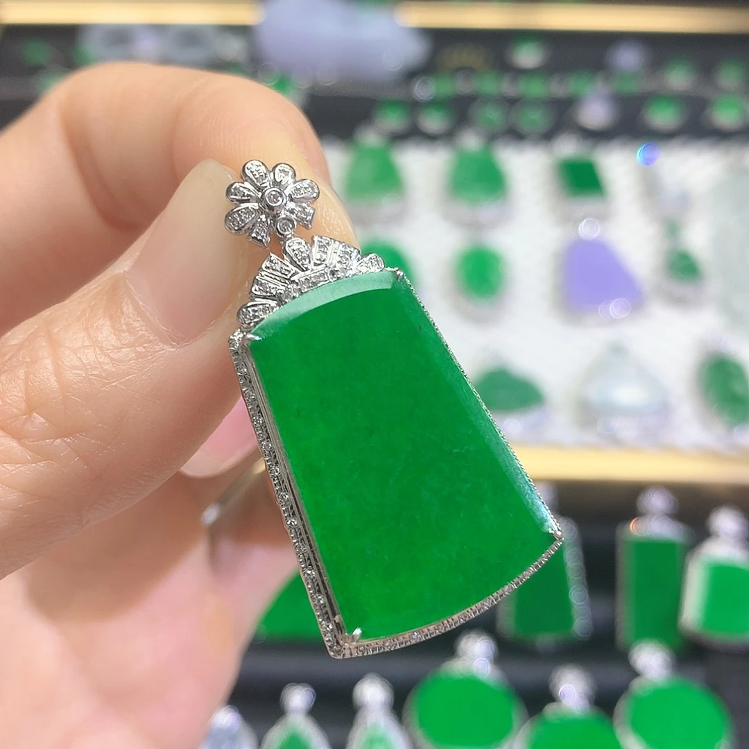 颈饰18K金镶嵌翡翠若**见吊坠