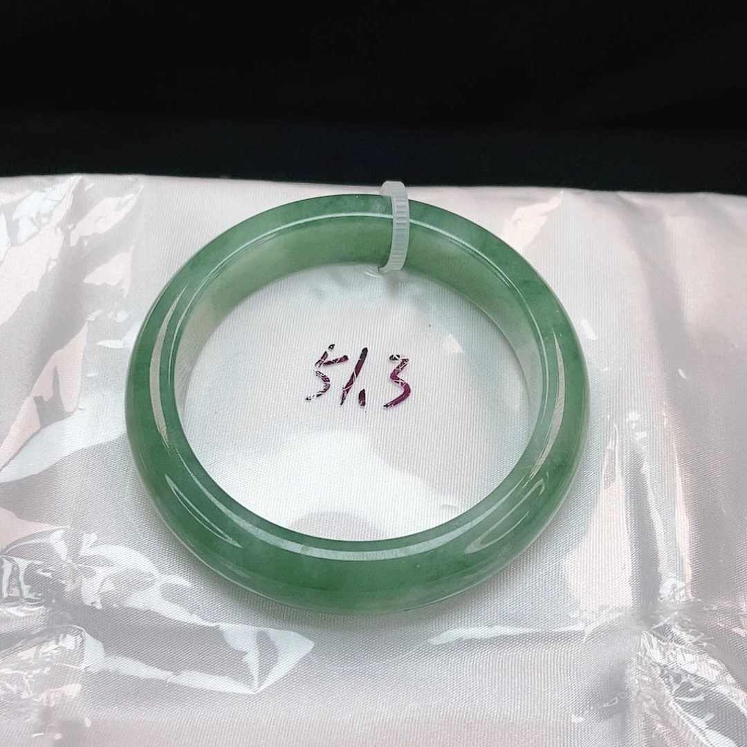 翡翠手镯未镶嵌正圈