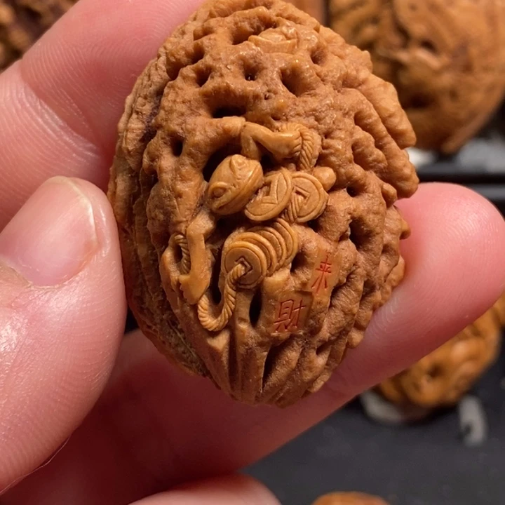 厚***、呱呱来财，巧雕作品。