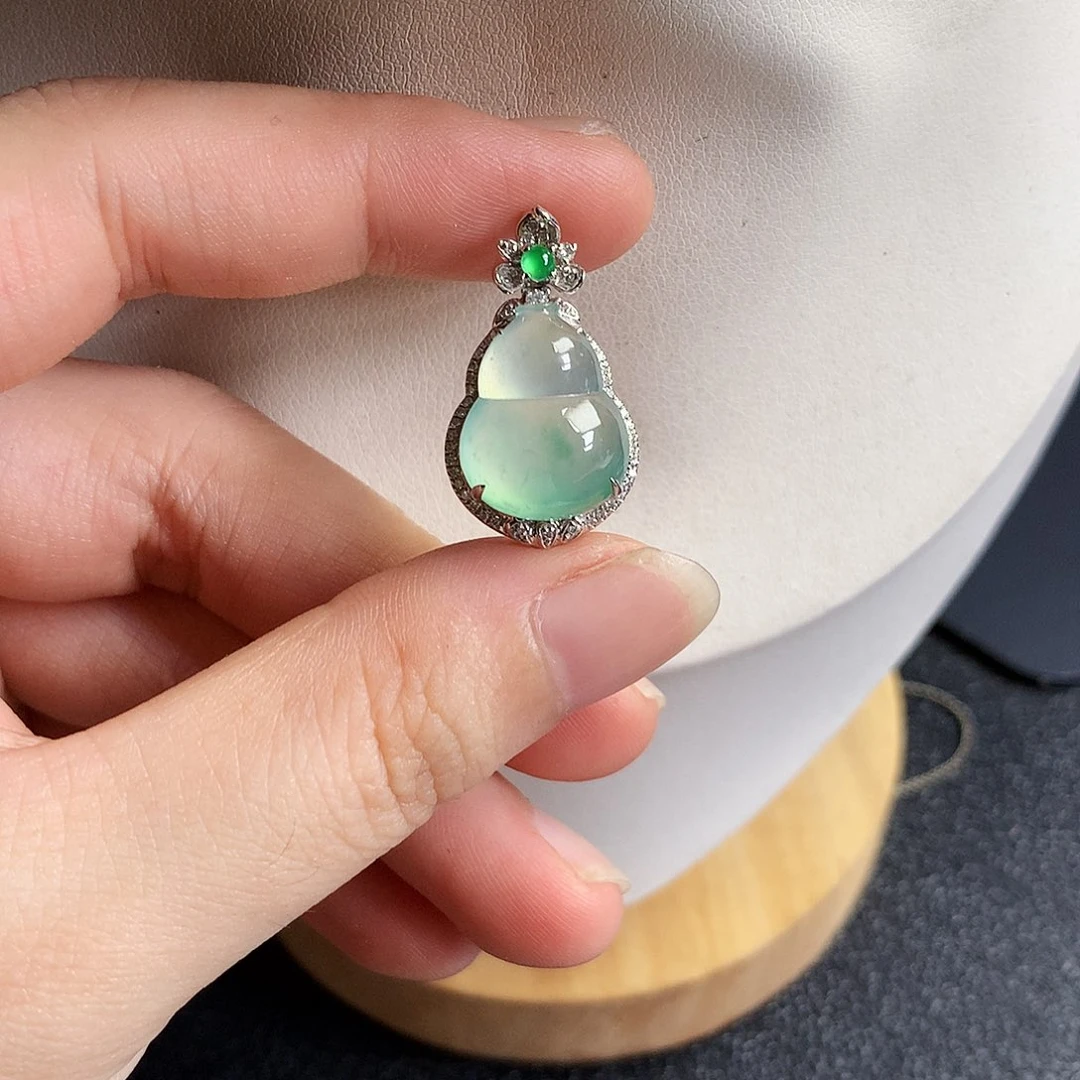 吊坠(不含链)18K金镶嵌翡翠葫芦豪镶嵌