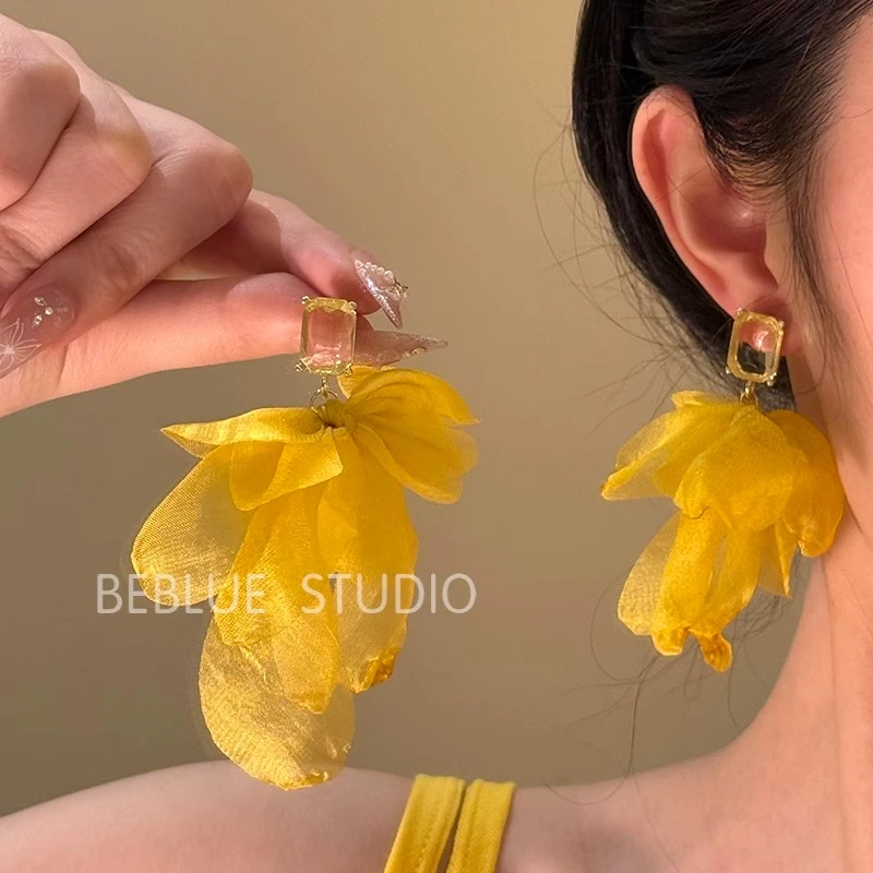 铜合金布艺耳饰 法式超仙黄色雪纺花朵耳环夸张轻奢小众气质耳饰
