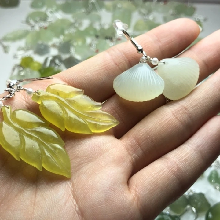 蛇纹石玉耳饰合金