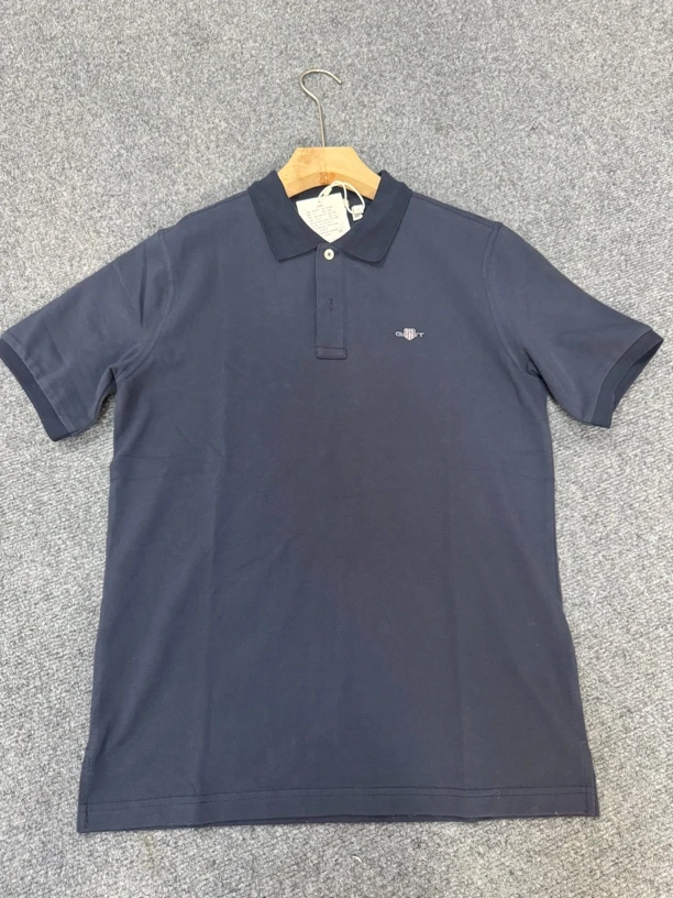 2210 Gan男士翻领 盾形字母徽标 纯色polo衫