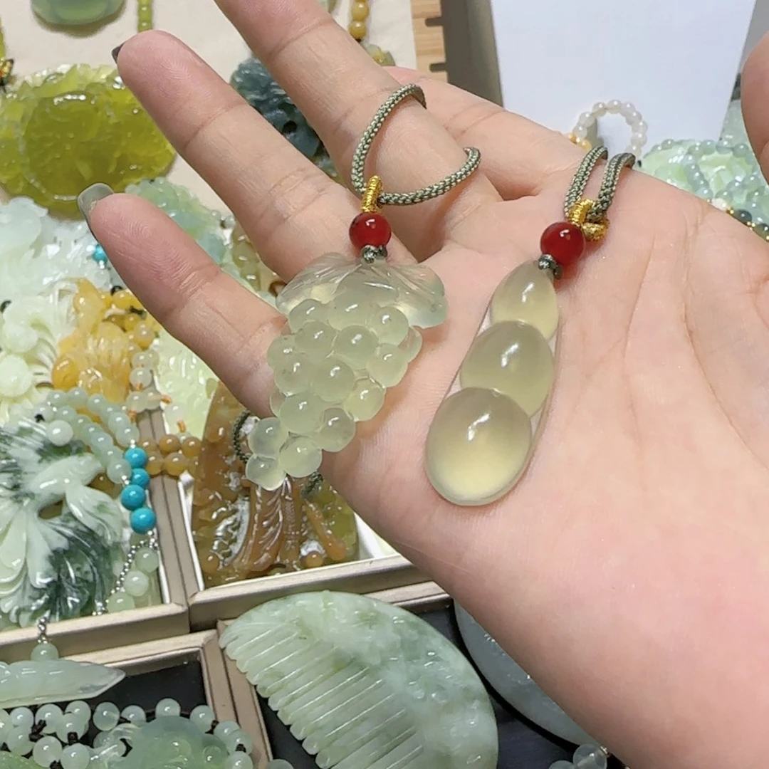 未镶嵌蛇纹石玉吊坠