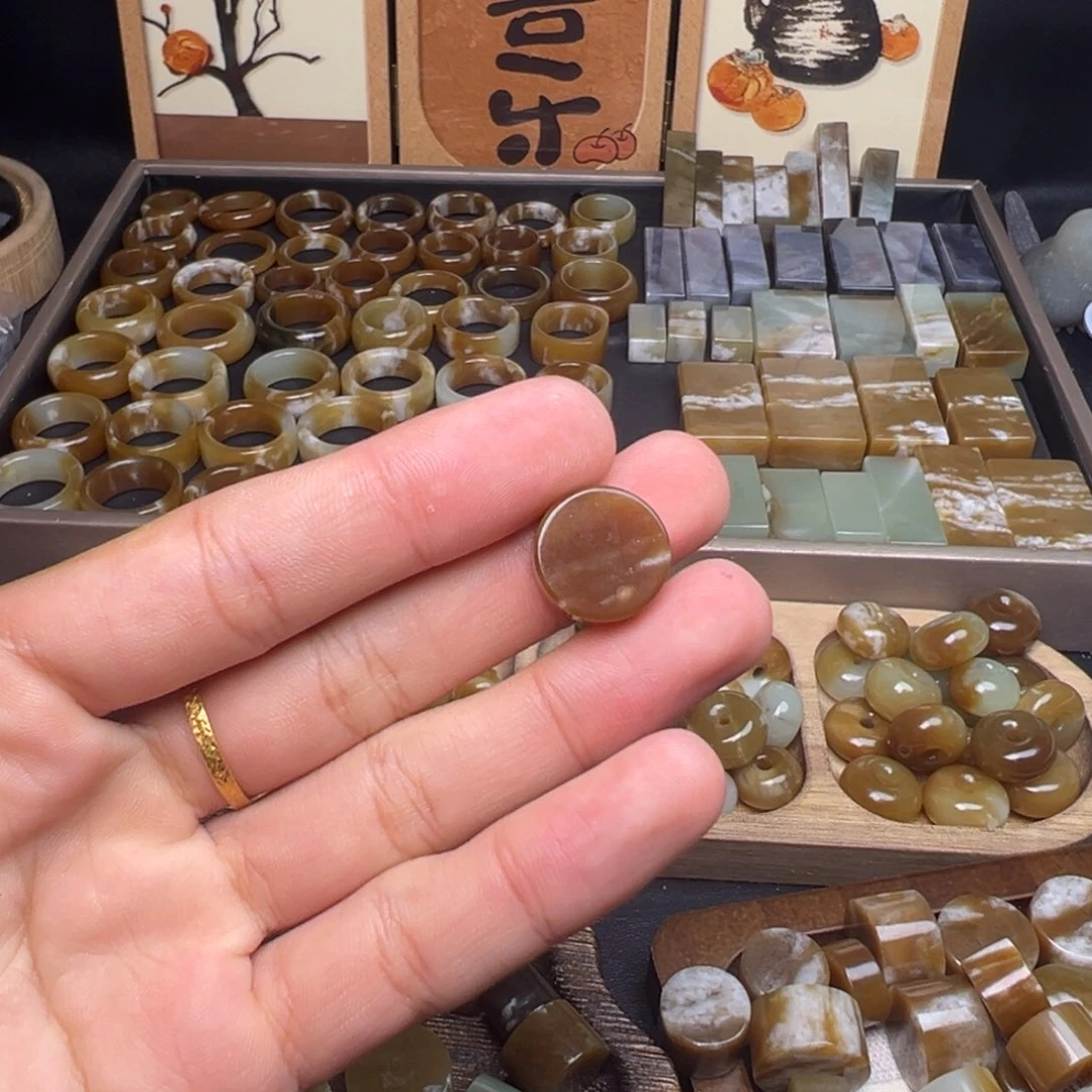 和田玉（糖玉）未镶嵌珠宝奇石圆牌福利