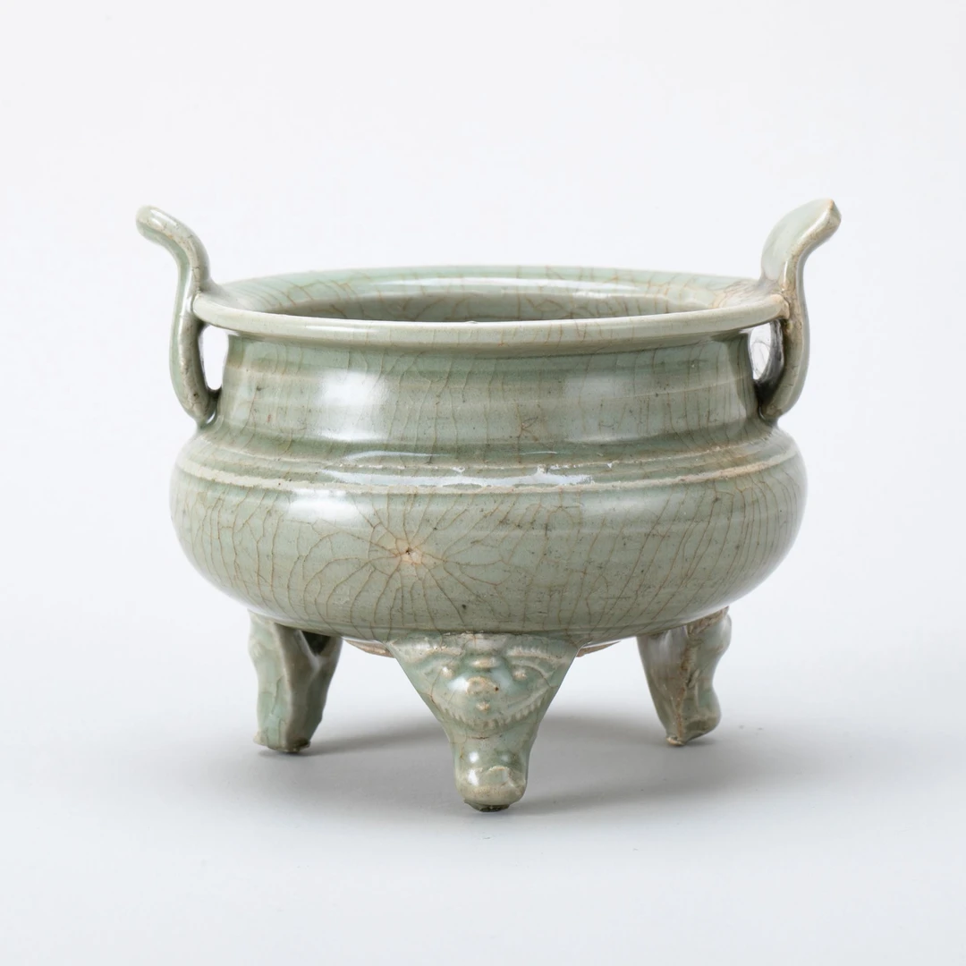 【拍卖】15、龙泉青釉三兽足朝冠耳炉