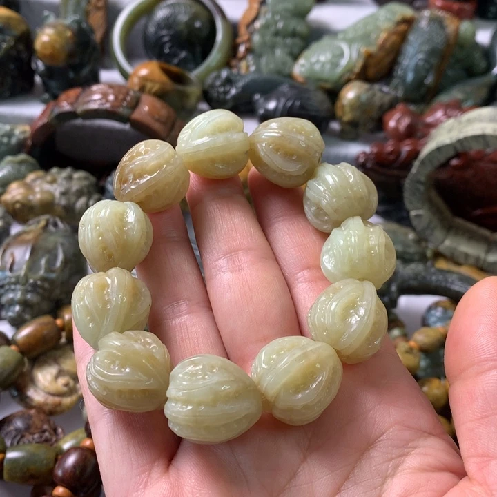 未镶嵌岫岩河磨玉（透闪石质玉）把件