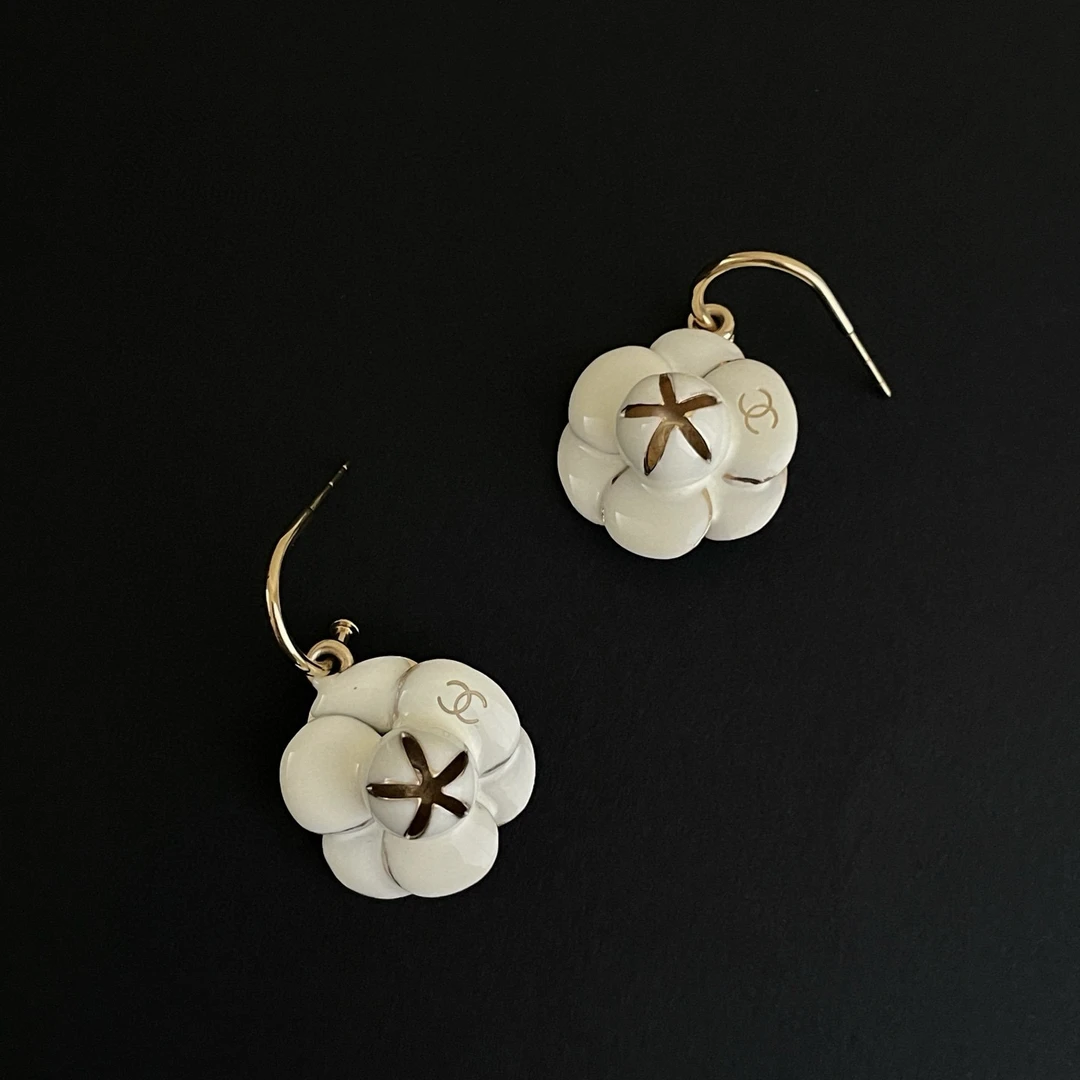 95新 Chanel/香奈儿 白色山茶花logo耳钉