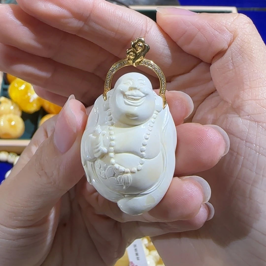 琥珀18K金镶嵌裸石雕刻笑佛吊坠