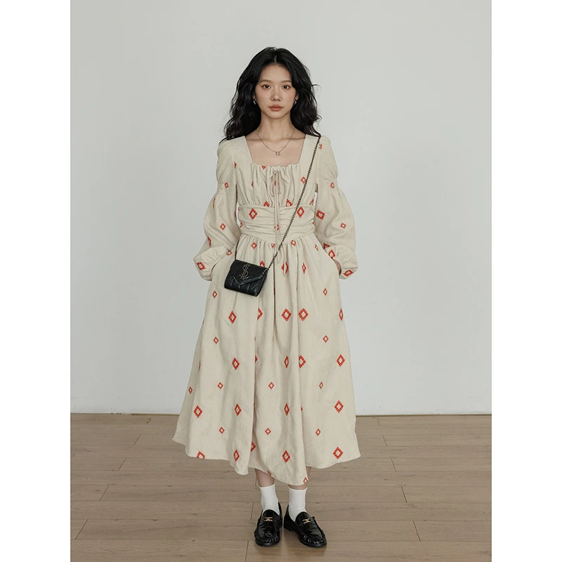 vastand维尚 冬季方领刺绣设计感复古法式长袖连衣裙高级感裙子女