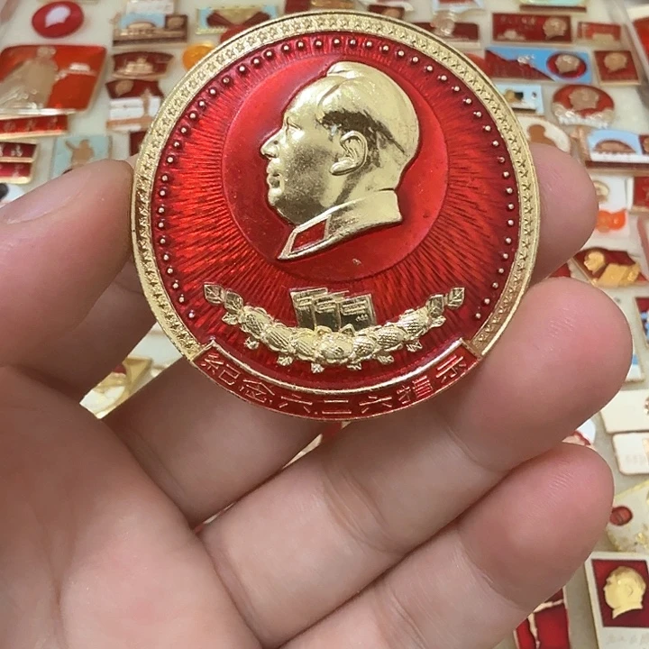 铝上**遥毛爷爷像章