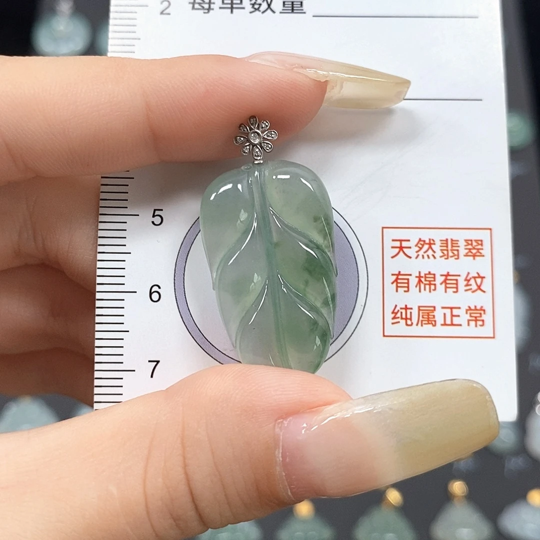 颈饰足银镶嵌翡翠