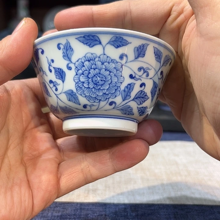 瓷杯子青花缠枝牡丹纹杯