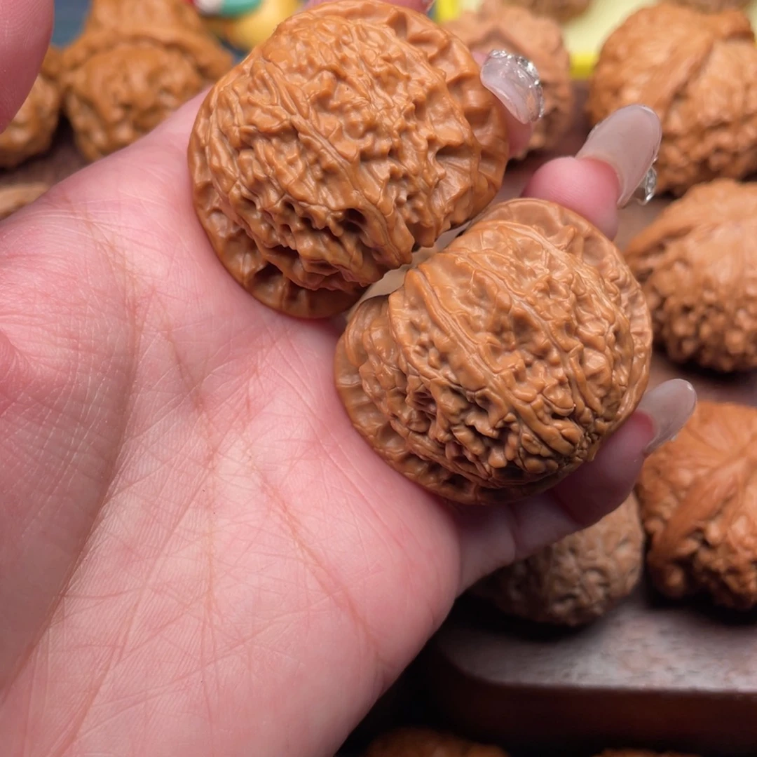 文玩核桃吊坠祖**像红皮粗棱41