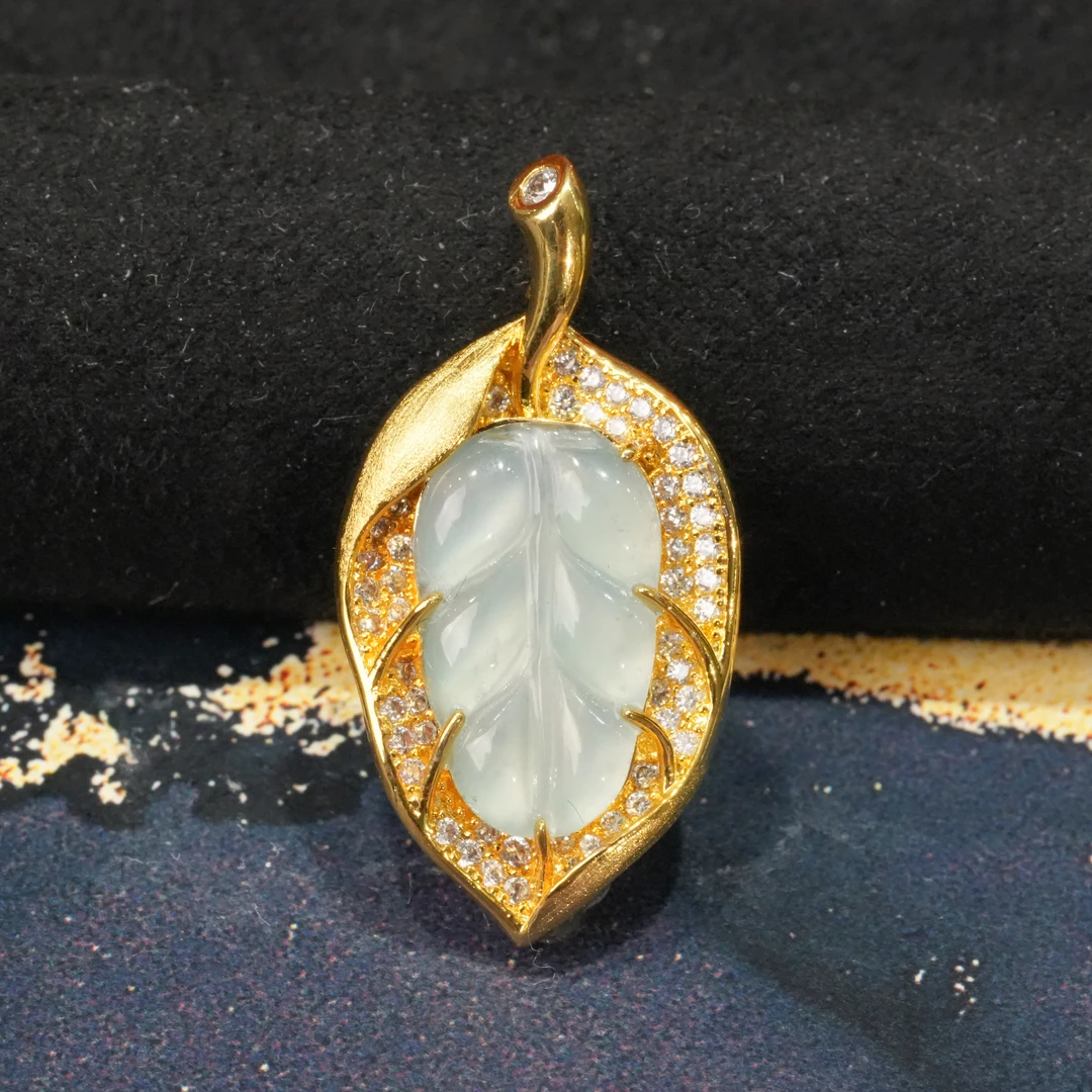 天然A货翡翠叶子吊坠多样性发其一气质时尚精美百搭轻奢镶嵌满钻