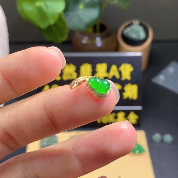 颈饰18K金镶嵌翡翠吊坠