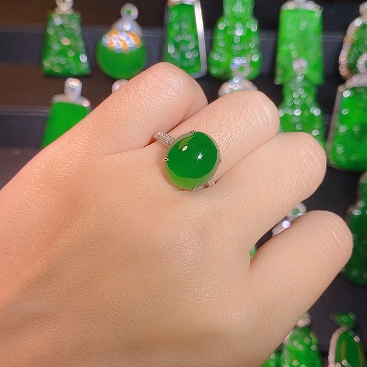 翡翠18K金镶嵌戒指是