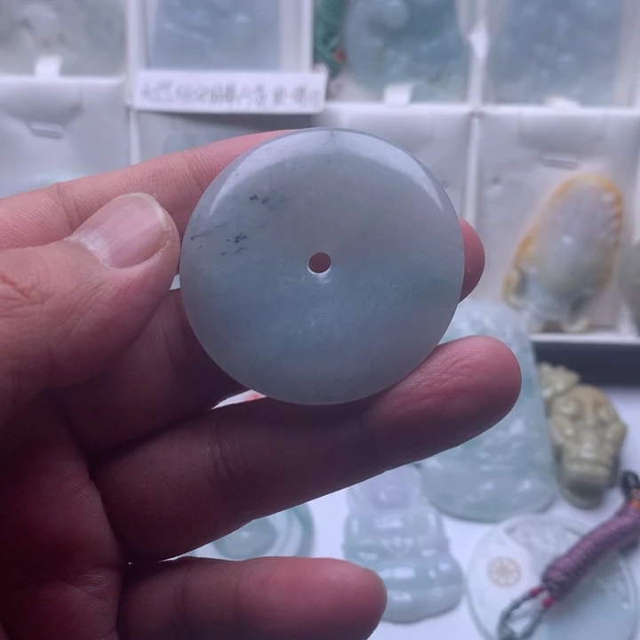 翡翠颈饰未镶嵌爱****、