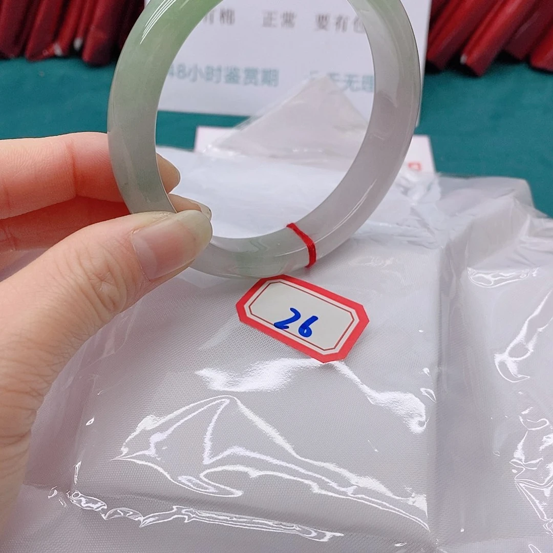 翡翠手镯未镶嵌双**咪26666666