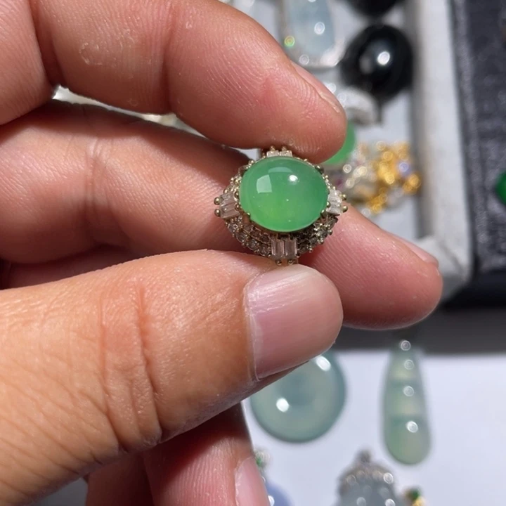 翡翠裸石果绿戒指铜托