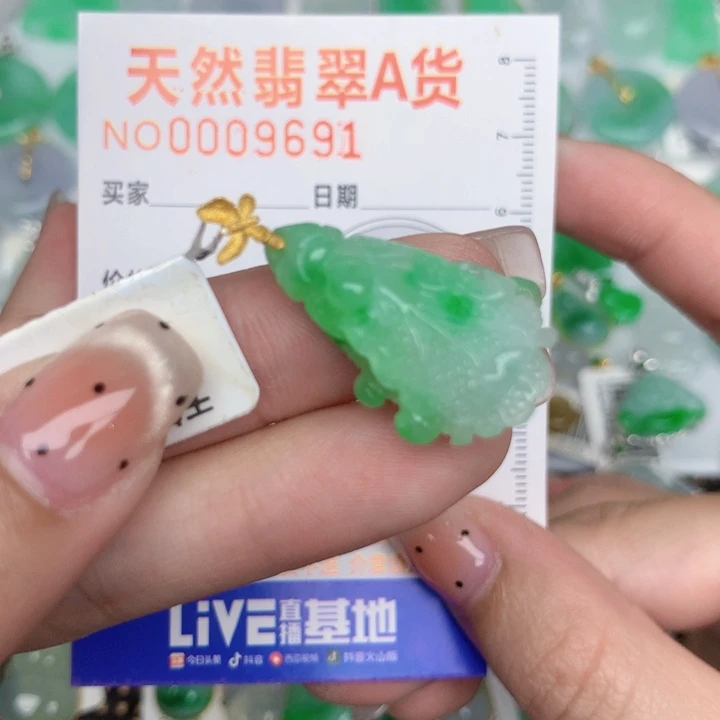 翡翠18K金镶嵌颈饰白菜