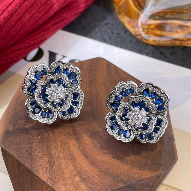 铜合金耳饰 轻奢重工立体蓝色锆石花朵耳钉耳扣