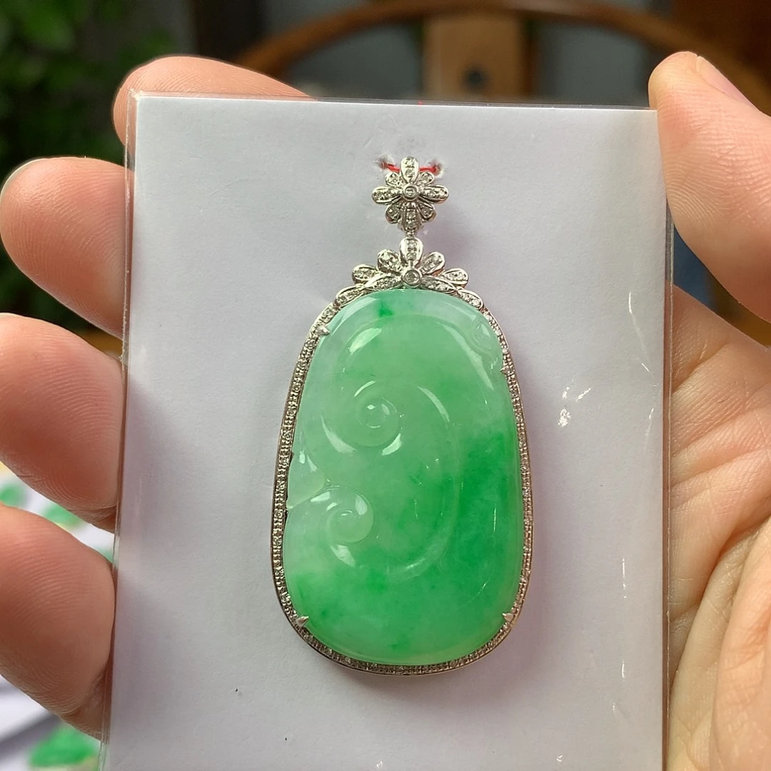 翡翠18K金镶嵌颈饰翡翠首饰