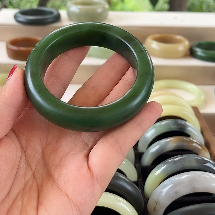 张***琪和田玉手镯未镶嵌俄碧籽辣阳绿收藏级58