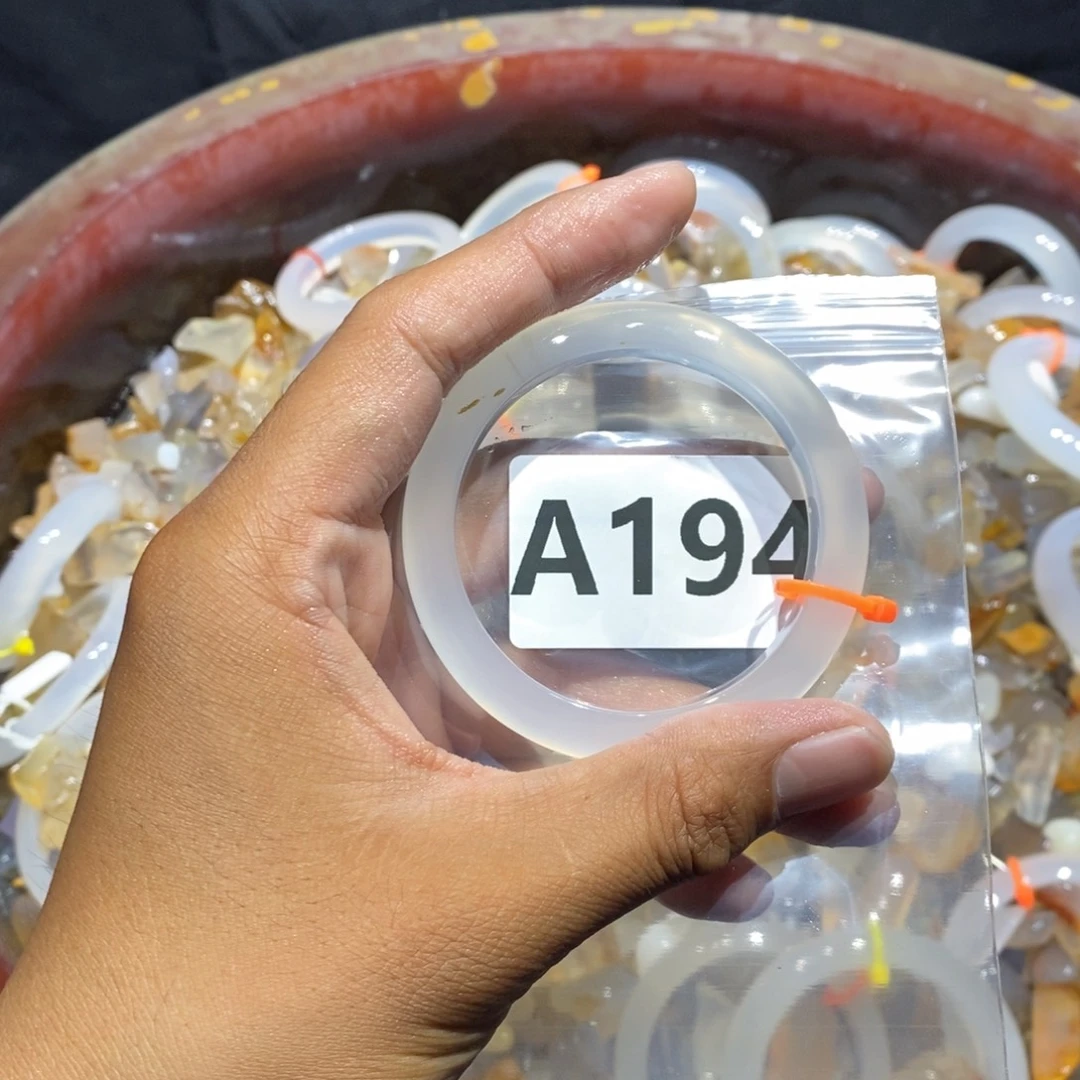 进***妹玛瑙/玉髓未镶嵌手镯