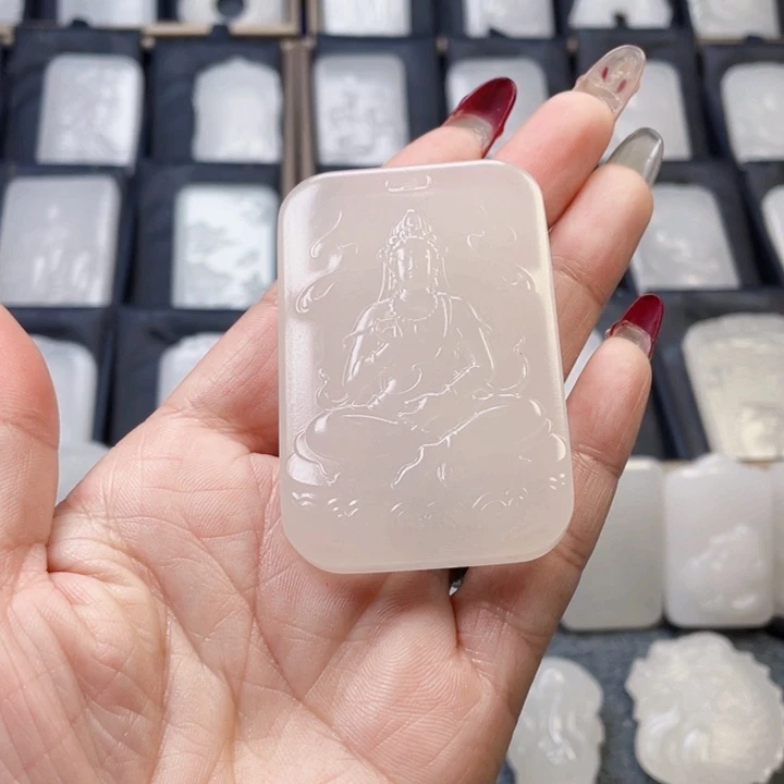 石英质玉（金丝玉）颈饰未镶嵌小*瓶