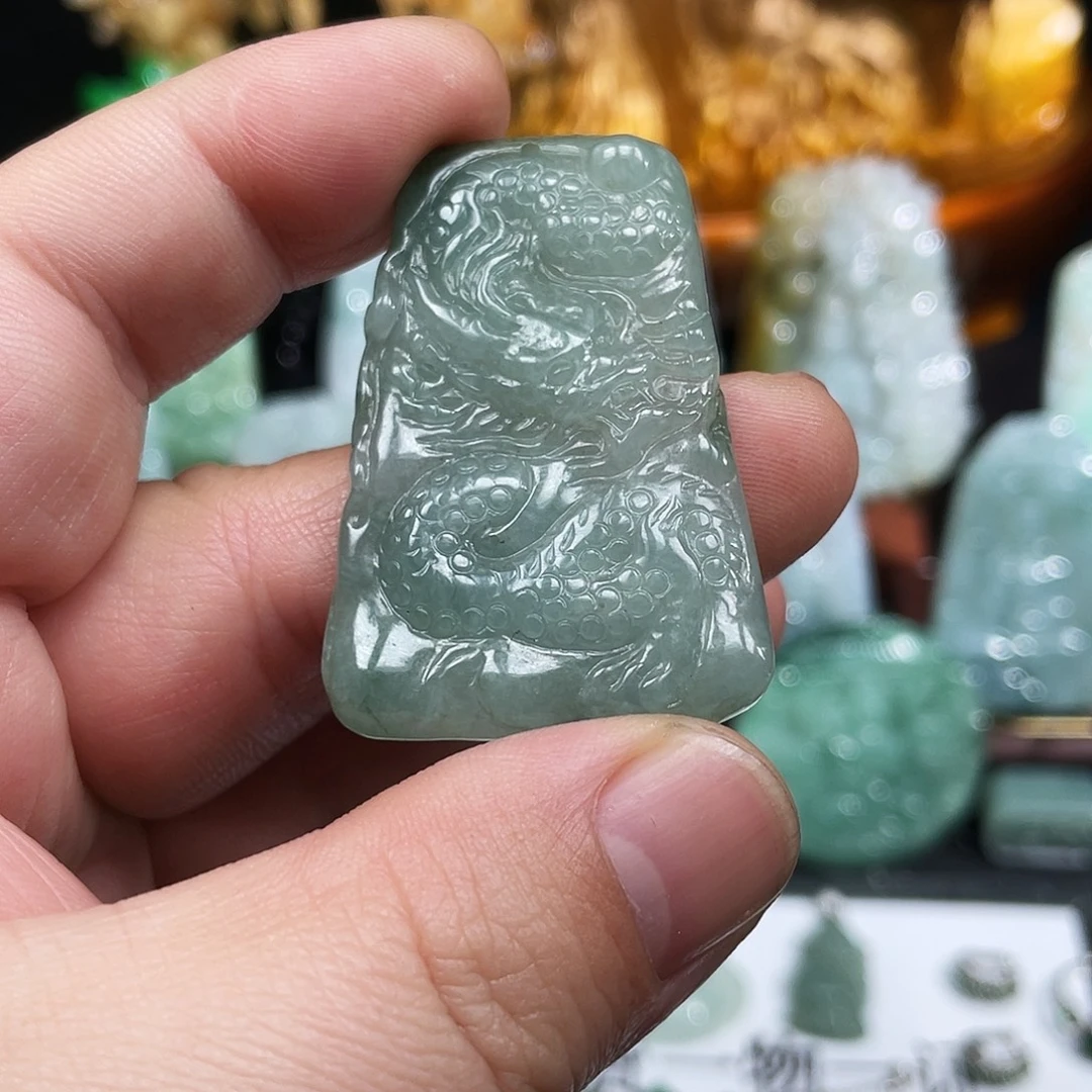 翡翠未镶嵌颈饰龙牌